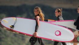 Ler artigo: Ride with the Wave – Escola de Surf para todos